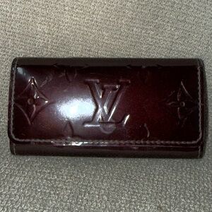 Louis Vuitton Vernis Monogram Key Holder - Burgundy